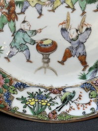 Une paire d'assiettes en porcelaine de Chine en bleu et blanc surd&eacute;cor&eacute; en Canton, une assiette aux gar&ccedil;ons jouant et une assiette ajour&eacute;e, 19&egrave;me
