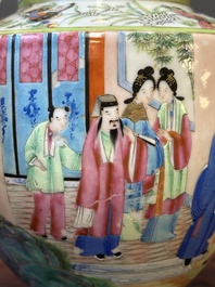 Twee fijne Chinese Canton famille rose theepotten, 19e eeuw