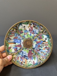 Une paire d'assiettes en porcelaine de Chine en bleu et blanc surd&eacute;cor&eacute; en Canton, une assiette aux gar&ccedil;ons jouant et une assiette ajour&eacute;e, 19&egrave;me