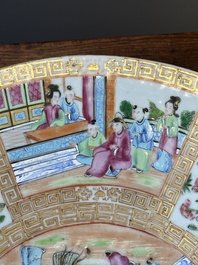 Twee Chinese Canton famille rose schotels met figuratief decor, 19e eeuw