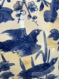 Pot couvert en porcelaine de Chine en bleu et blanc &agrave; d&eacute;cor floral, Kangxi