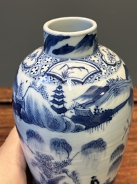 Garniture de cinq vases en porcelaine de Chine en bleu et blanc &agrave; d&eacute;cor de paysage, 19&egrave;me