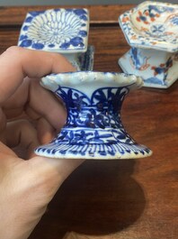 Een paar Chinese blauw-witte vazen en vier zoutvaten in blauw-wit, famille rose en Imari-stijl, Kangxi/Qianlong