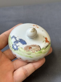 Une soupi&egrave;re couverte sur son support en porcelaine de Chine famille rose &agrave; d&eacute;cor mandarin et une th&eacute;i&egrave;re couverte, Qianlong