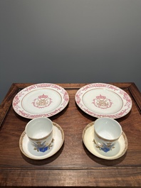 Een paar gemonogrammeerde Chinese roze-ge&euml;mailleerde borden en een paar koppen en schotels met wapendeor, Yongzheng/Qianlong