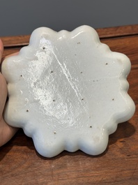 Rare assiette &agrave; mendiants en porcelaine de Chine wucai &agrave; d&eacute;cor de poisson, Kangxi