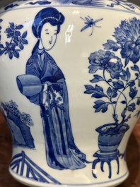 Vase en porcelaine de Chine en bleu et blanc &agrave; d&eacute;cor des 'Longues Dames', Kangxi