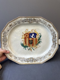 Un plat armori&eacute; et une assiette aux armes de De Heere pour le march&eacute; hollandais en porcelaine de Chine, Qianlong
