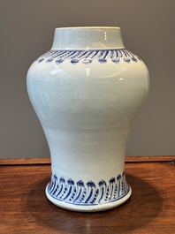 Rare vase en porcelaine de Chine en bleu et blanc &agrave; d&eacute;cor floral, Kangxi