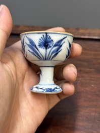 Deux coupes &agrave; pied et quatre vases miniatures de forme 'gu' en porcelaine de Chine en bleu et blanc, Kangxi