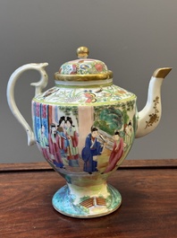 Twee fijne Chinese Canton famille rose theepotten, 19e eeuw