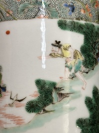 Een Chinese famille verte penselenpot met figuratief decor, 19e eeuw