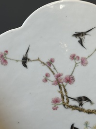 Paire de plaques en porcelaine de Chine famille rose &agrave; d&eacute;cor d'oiseaux parmi des branches fleuries, 19&egrave;me