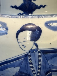 Vase en porcelaine de Chine en bleu et blanc &agrave; d&eacute;cor des 'Longues Dames', Kangxi