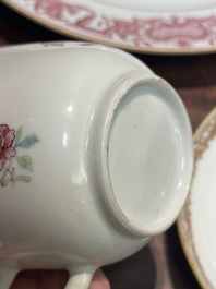 Een paar gemonogrammeerde Chinese roze-ge&euml;mailleerde borden en een paar koppen en schotels met wapendeor, Yongzheng/Qianlong