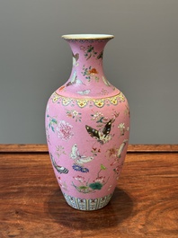 Een Chinese famille rose vaas met vlinders op roze sgraffito fond, Qianlong merk en mogelijk periode