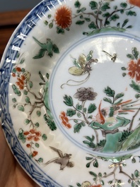 Een paar Chinese famille verte en een paar famille rose koppen en schotels, Kangxi/Yongzheng