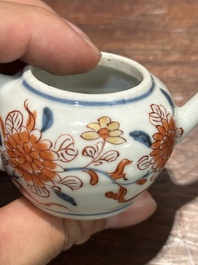 Een Chinese Imari-stijl miniatuur theepot, Kangxi
