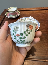 Een paar Chinese famille verte en een paar famille rose koppen en schotels, Kangxi/Yongzheng