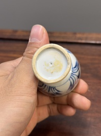 Deux coupes &agrave; pied et quatre vases miniatures de forme 'gu' en porcelaine de Chine en bleu et blanc, Kangxi