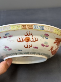 A Chinese famille rose bowl and cover with dragons chasing pearls, Guangxu mark, 19th C.