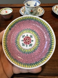 Een paar Chinese famille verte en een paar famille rose koppen en schotels, Kangxi/Yongzheng
