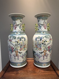 Paire de vases en porcelaine de Chine famille rose &agrave; d&eacute;cor narratif, 19&egrave;me