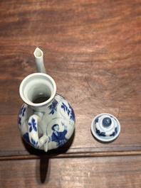 Een Chinese blauw-witte dekselkan met 'Lange Lijzen', jade merk, Kangxi