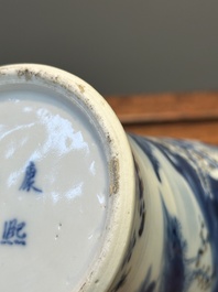 Paire de vases couverts en porcelaine de Chine en bleu, blanc et rouge de cuivre, marque de Kangxi, 19&egrave;me