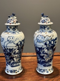 Paire de vases couverts en porcelaine de Chine en bleu, blanc et rouge de cuivre, marque de Kangxi, 19&egrave;me