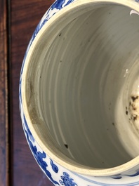 Vase en porcelaine de Chine en bleu et blanc &agrave; d&eacute;cor des 'Longues Dames', Kangxi