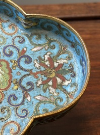 Coupe de forme quadrilobe en &eacute;maux cloisonn&eacute;s &agrave; d&eacute;cor floral sur socle en bois, Chine, Yongzheng