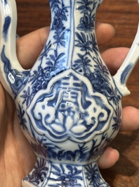 Deux verseuses couvertes en porcelaine de Chine en bleu et blanc, Kangxi