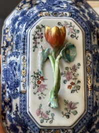 Une soupi&egrave;re couverte sur son support en porcelaine de Chine famille rose &agrave; d&eacute;cor mandarin et une th&eacute;i&egrave;re couverte, Qianlong