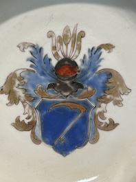 Een paar gemonogrammeerde Chinese roze-ge&euml;mailleerde borden en een paar koppen en schotels met wapendeor, Yongzheng/Qianlong