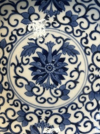 Een Chinees blauw-wit bord met lotusslingers, Guangxu merk en periode