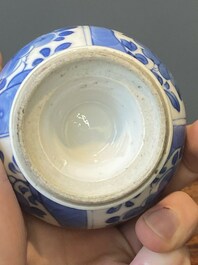 Een paar Chinese blauw-witte rozenwater sprenkelaars voor de islamitische markt, Kangxi