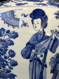Vase en porcelaine de Chine en bleu et blanc &agrave; d&eacute;cor des 'Longues Dames', Kangxi
