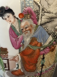 Een Chinese famille rose vaas met figuratief decor, Qianlong merk, 20e eeuw