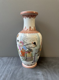 Een Chinese famille rose vaas met figuratief decor, Qianlong merk, 20e eeuw