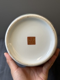 Een Chinese famille rose vaas met figuratief decor, Qianlong merk, 20e eeuw