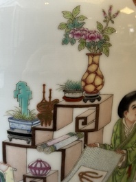 Een Chinese famille rose vaas met figuratief decor, Qianlong merk, 20e eeuw