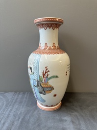 Een Chinese famille rose vaas met figuratief decor, Qianlong merk, 20e eeuw