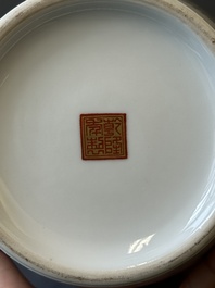 Een Chinese famille rose vaas met figuratief decor, Qianlong merk, 20e eeuw