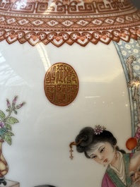 Een Chinese famille rose vaas met figuratief decor, Qianlong merk, 20e eeuw