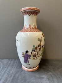 Een Chinese famille rose vaas met figuratief decor, Qianlong merk, 20e eeuw