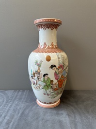 Een Chinese famille rose vaas met figuratief decor, Qianlong merk, 20e eeuw