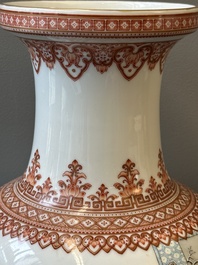 Een Chinese famille rose vaas met figuratief decor, Qianlong merk, 20e eeuw