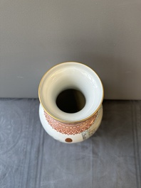 Een Chinese famille rose vaas met figuratief decor, Qianlong merk, 20e eeuw