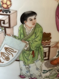 Een Chinese famille rose vaas met figuratief decor, Qianlong merk, 20e eeuw